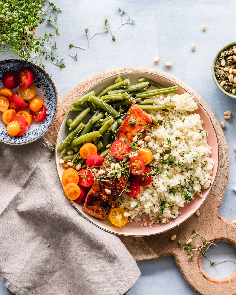 Plato equilibrado con vegetales, legumbres y huevo