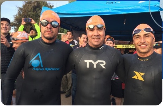 Toro Vera junto a dos compañeros antes de una prueba de natación